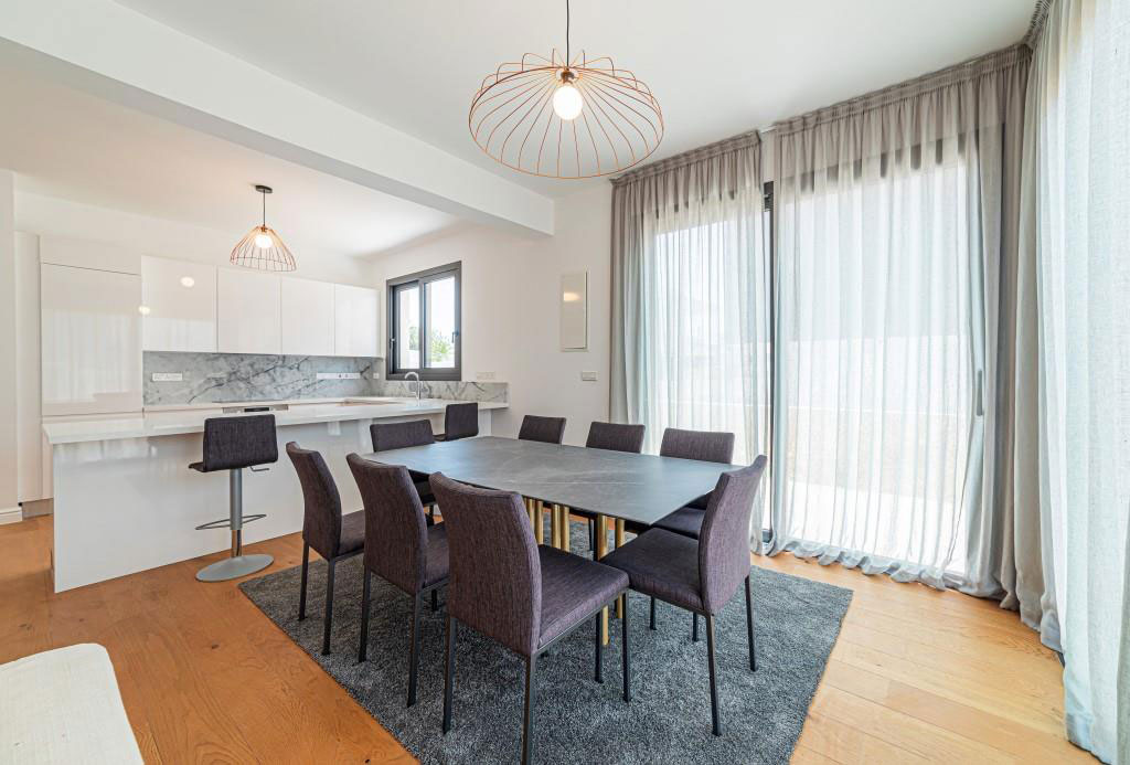 Modern Family Villa, Large Gardens , Agios Tychonas, Limassol