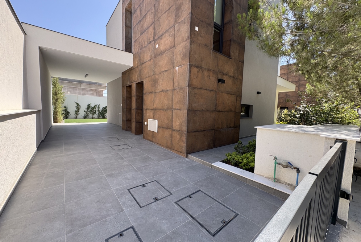 Contemporary 4-Bedroom House for Rent, Agios Tychonas, Limasso
