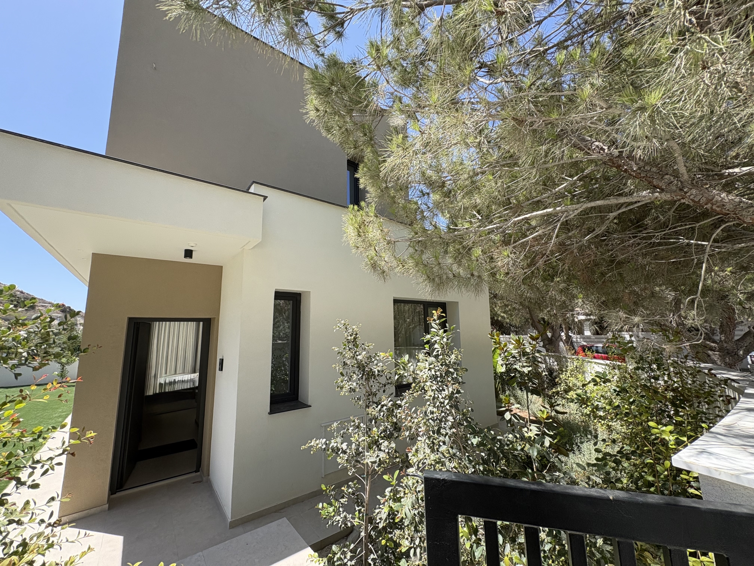 Luxury 4-Bedroom House for Rent, Agios Tychonas, Limasso